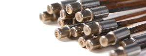 14 übereinander gestapelte Stick-Sensors S. Der Sensor besteht aus einem runden, metallischen Sensorkopf und einem beliebig langem Kupferkabel.